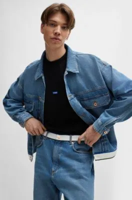 Vaqueros en denim azul medio con cinta de logos en la cintura