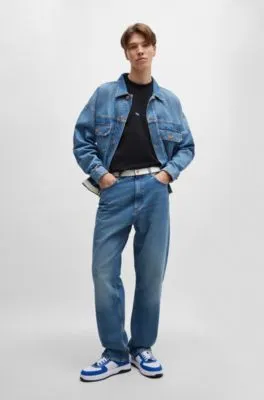 Vaqueros en denim azul medio con cinta de logos en la cintura