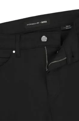 Vaqueros Porsche x BOSS tapered fit en denim negro de altas prestaciones