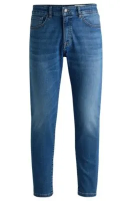 Vaqueros tapered fit de denim azul suave que facilita el movimiento