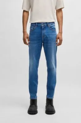 Vaqueros tapered fit de denim azul suave que facilita el movimiento