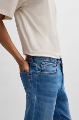 Vaqueros tapered fit de denim azul suave que facilita el movimiento
