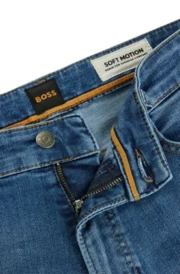 Vaqueros tapered fit de denim azul suave que facilita el movimiento