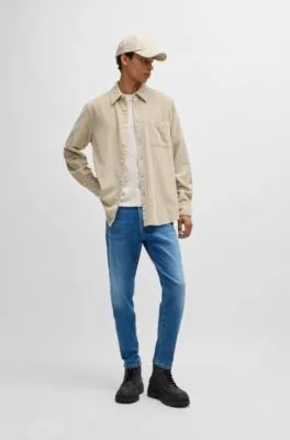 Vaqueros tapered fit de denim azul suave que facilita el movimiento