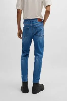 Vaqueros tapered fit de denim azul suave que facilita el movimiento