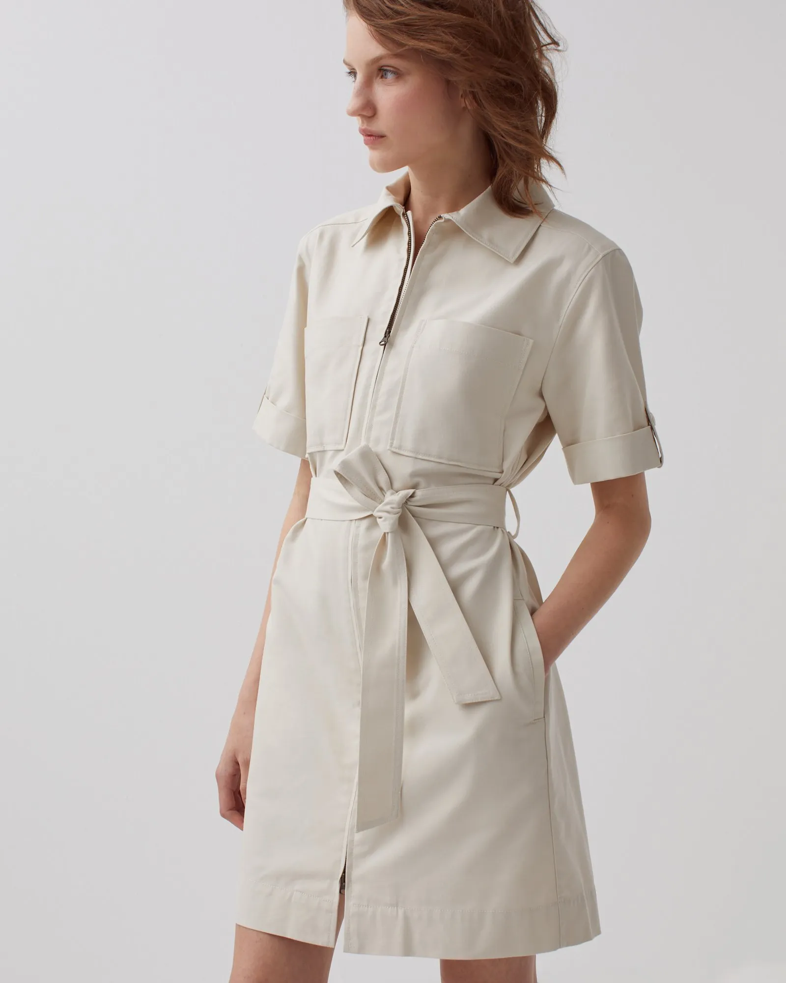Vestido cargo con cremallera beige