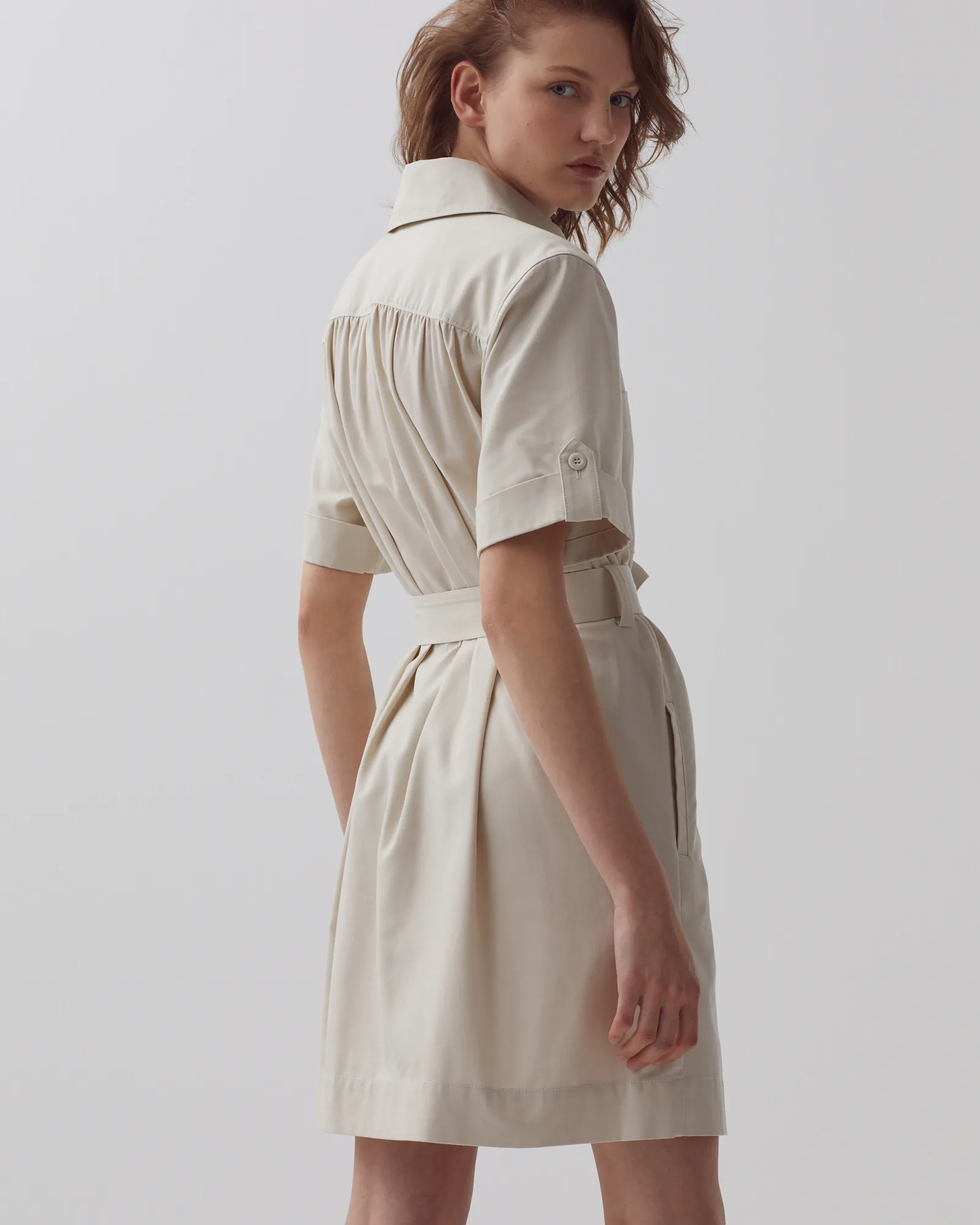 Vestido cargo con cremallera beige