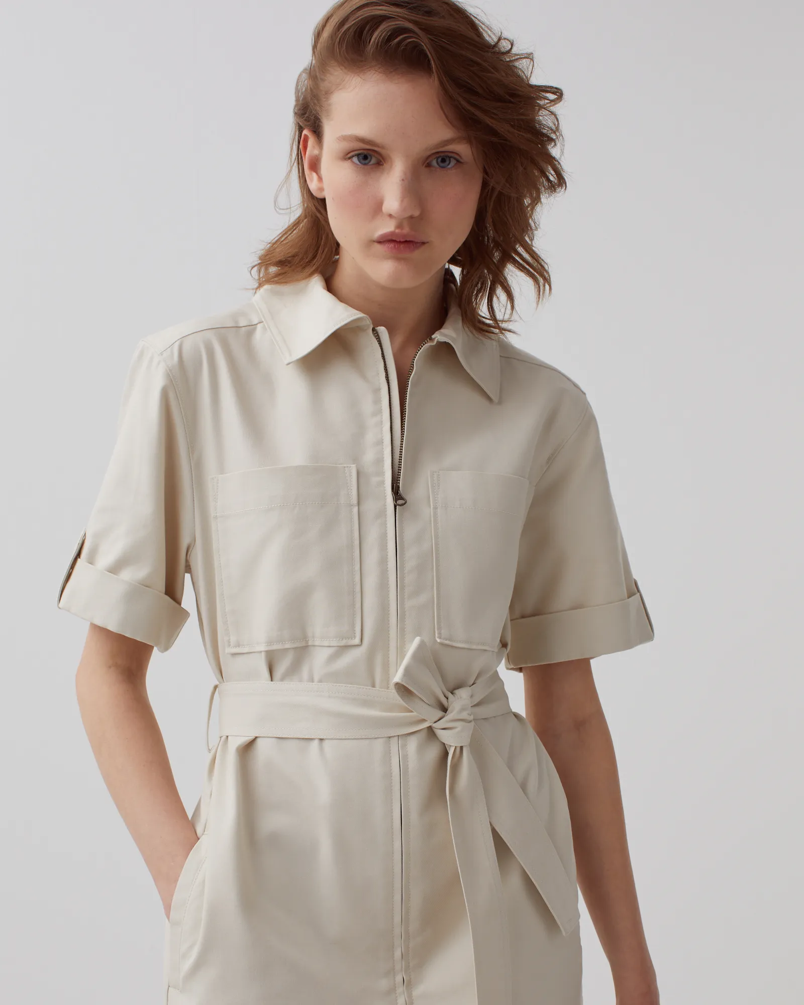 Vestido cargo con cremallera beige