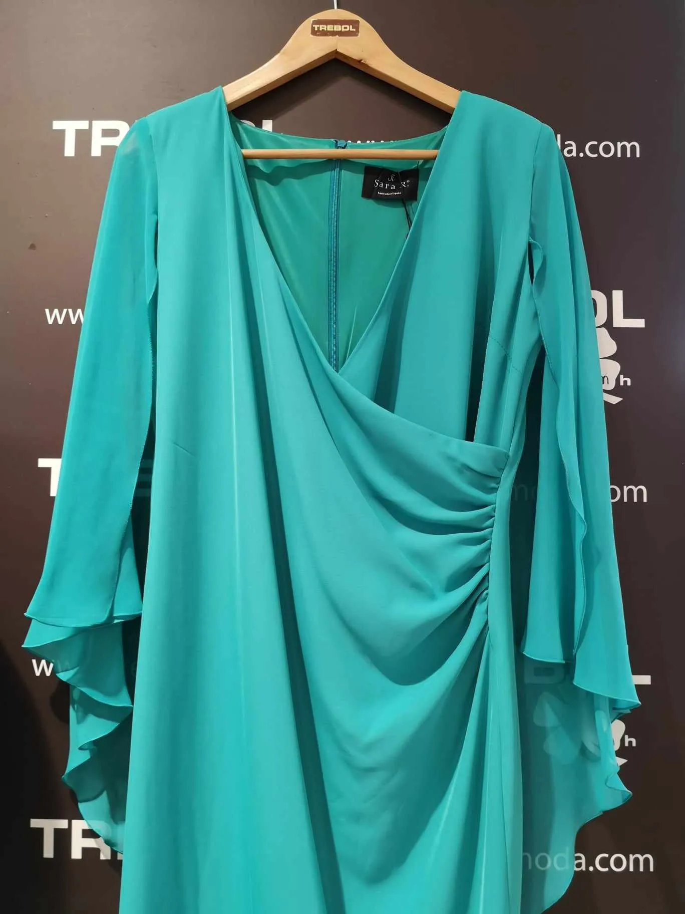 Vestido con capa desmontable