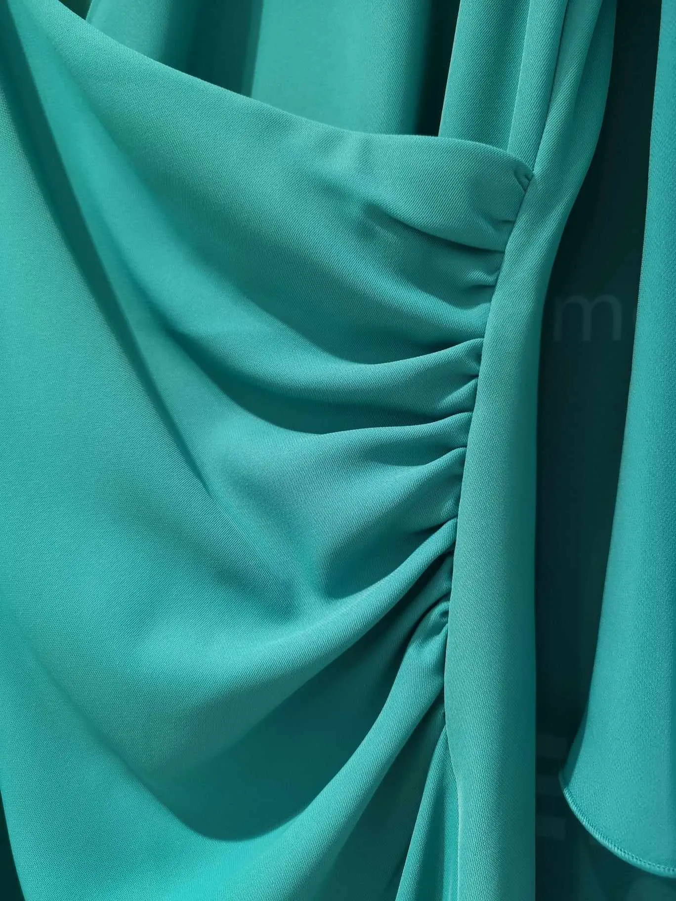 Vestido con capa desmontable