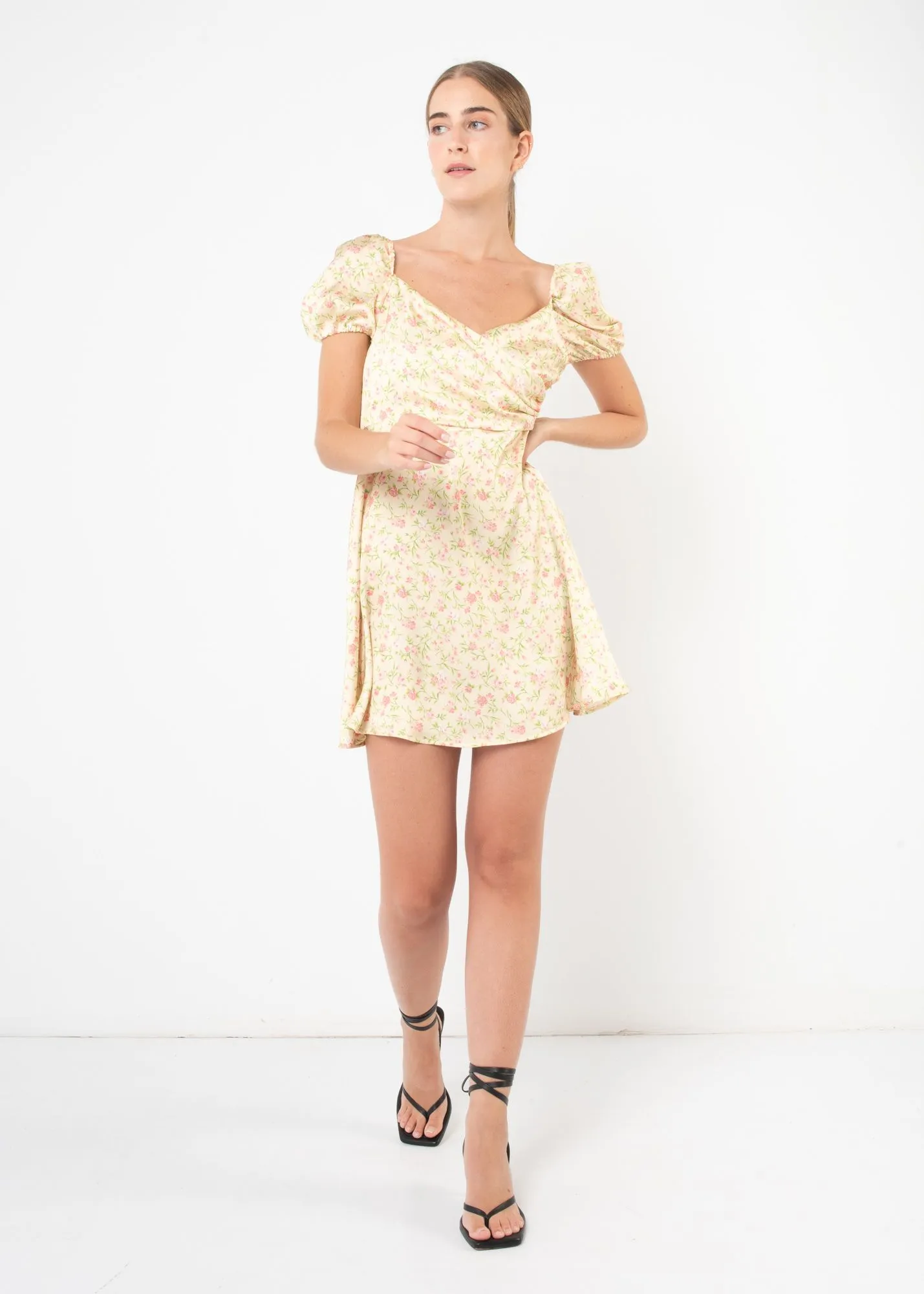 Vestido corto cruzado para mujer estampado flores amarillas