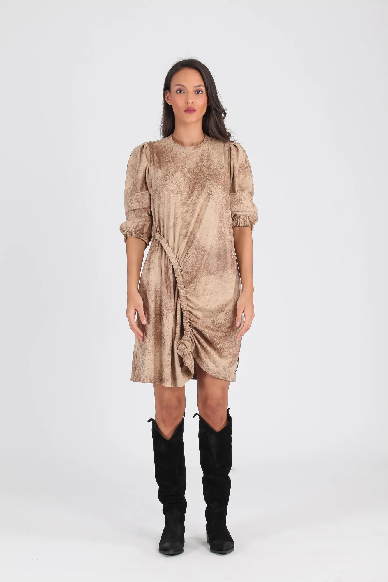 Vestido fruncido efecto piel desgastada camel