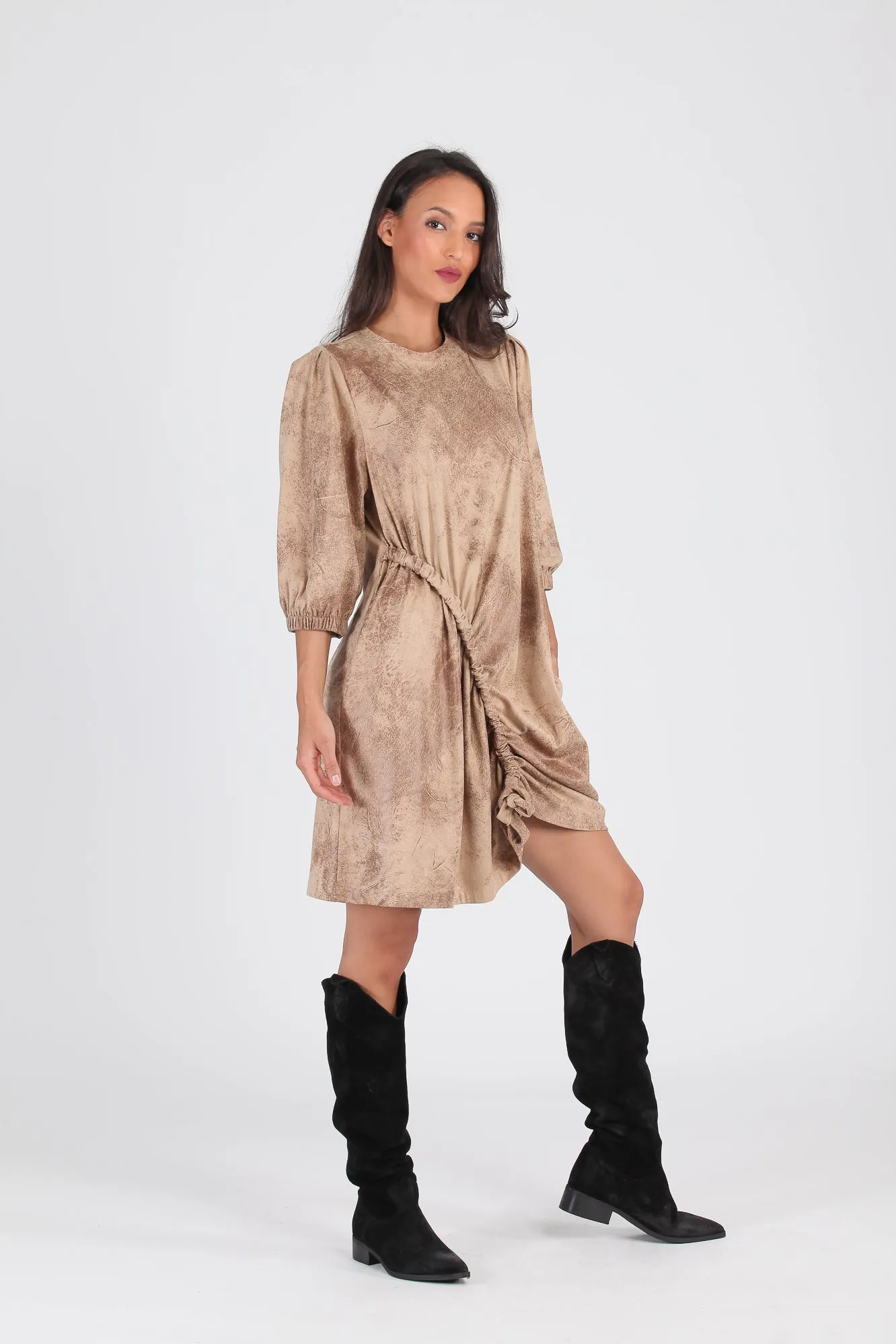 Vestido fruncido efecto piel desgastada camel