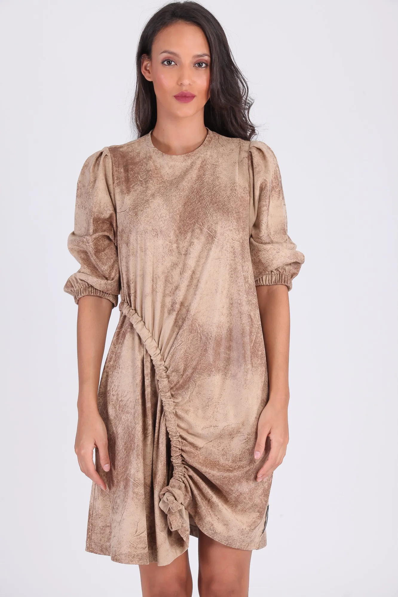 Vestido fruncido efecto piel desgastada camel