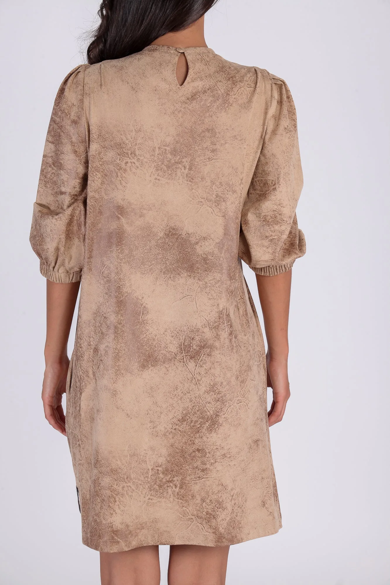 Vestido fruncido efecto piel desgastada camel