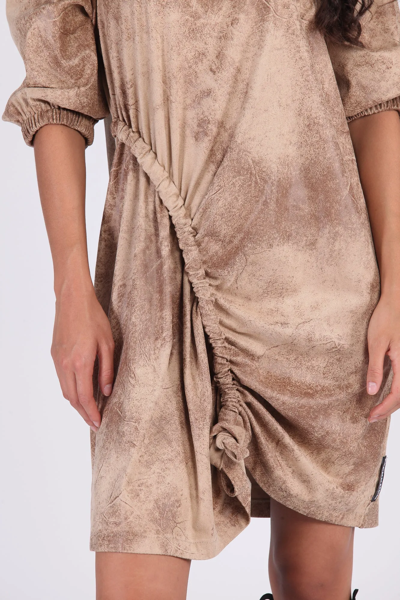 Vestido fruncido efecto piel desgastada camel
