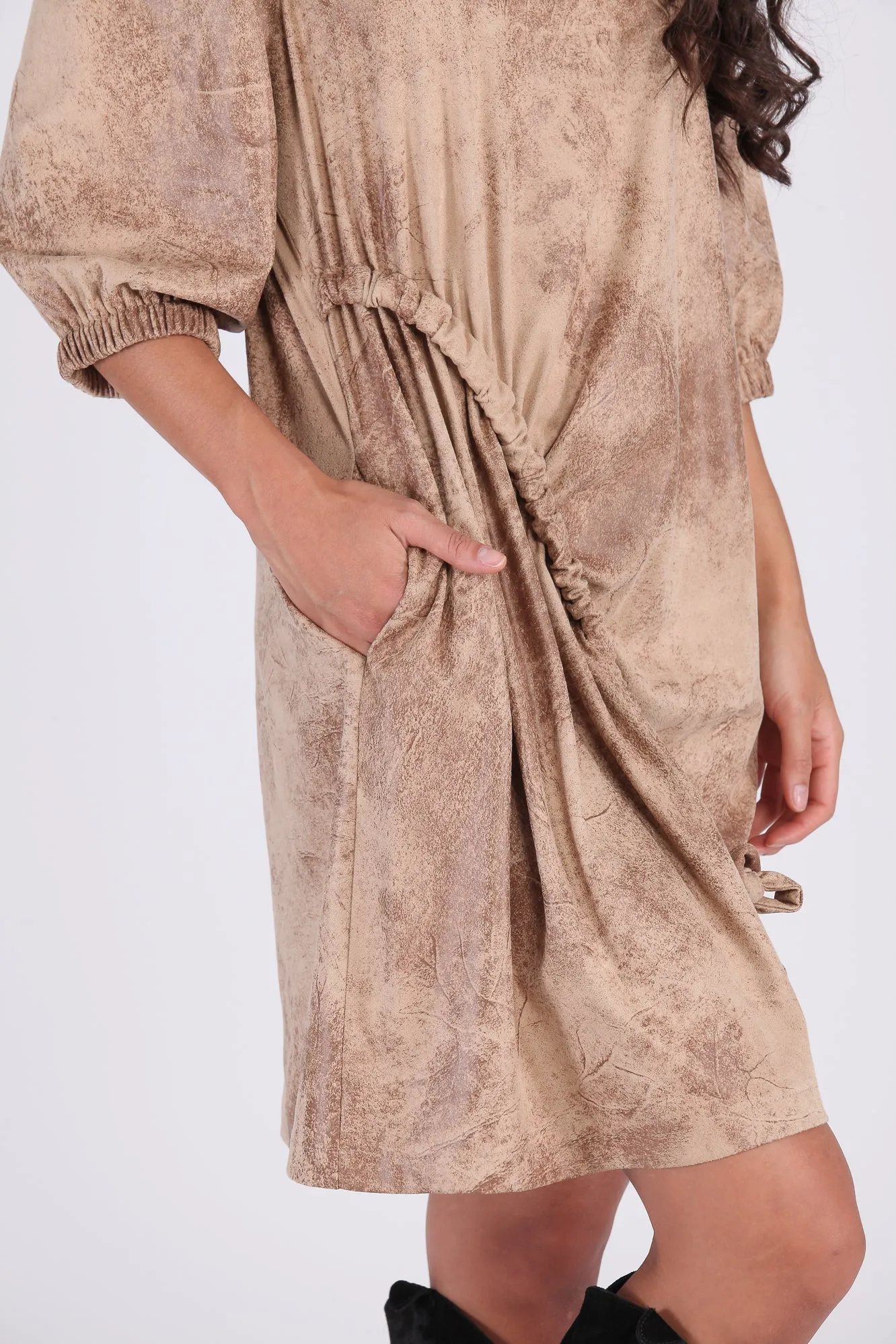 Vestido fruncido efecto piel desgastada camel