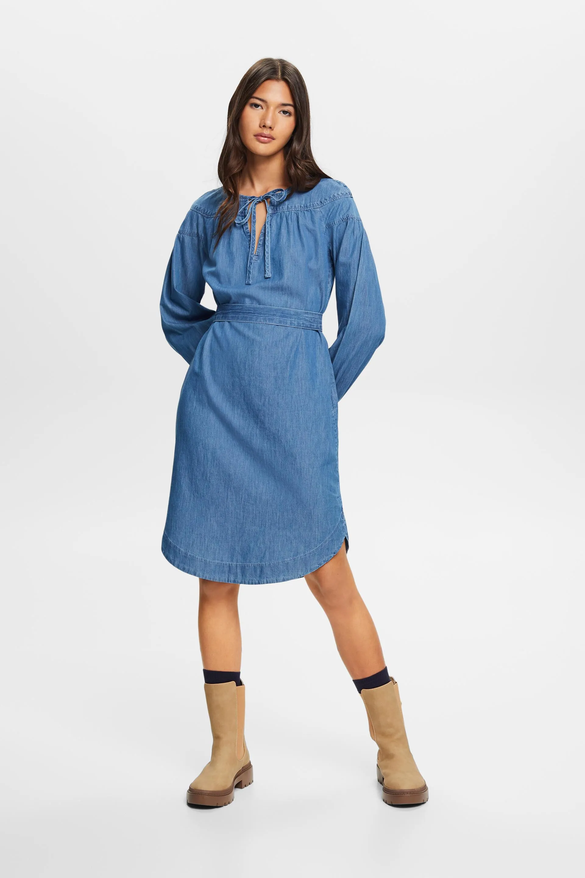 Vestido vaquero ligero con lazada