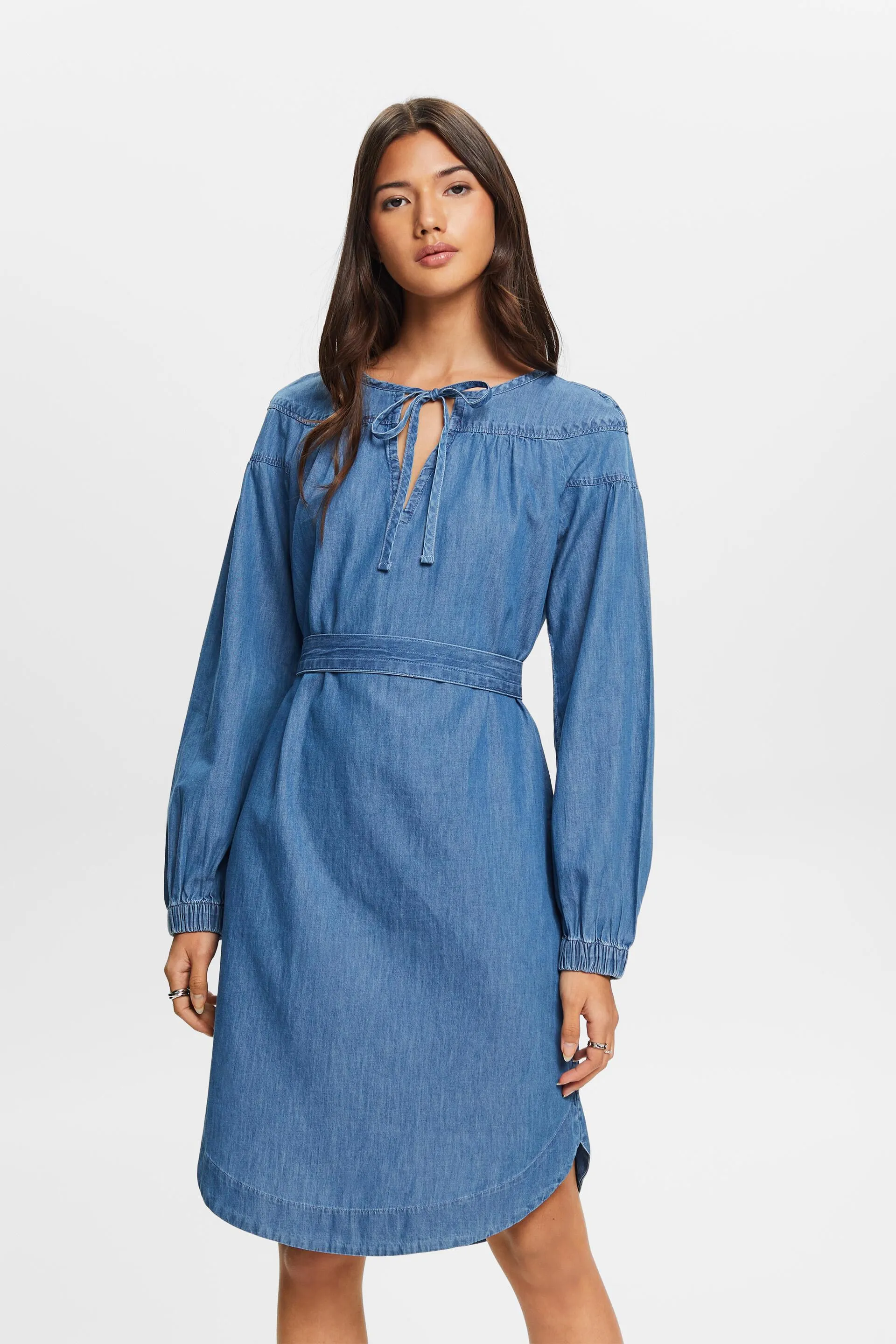 Vestido vaquero ligero con lazada