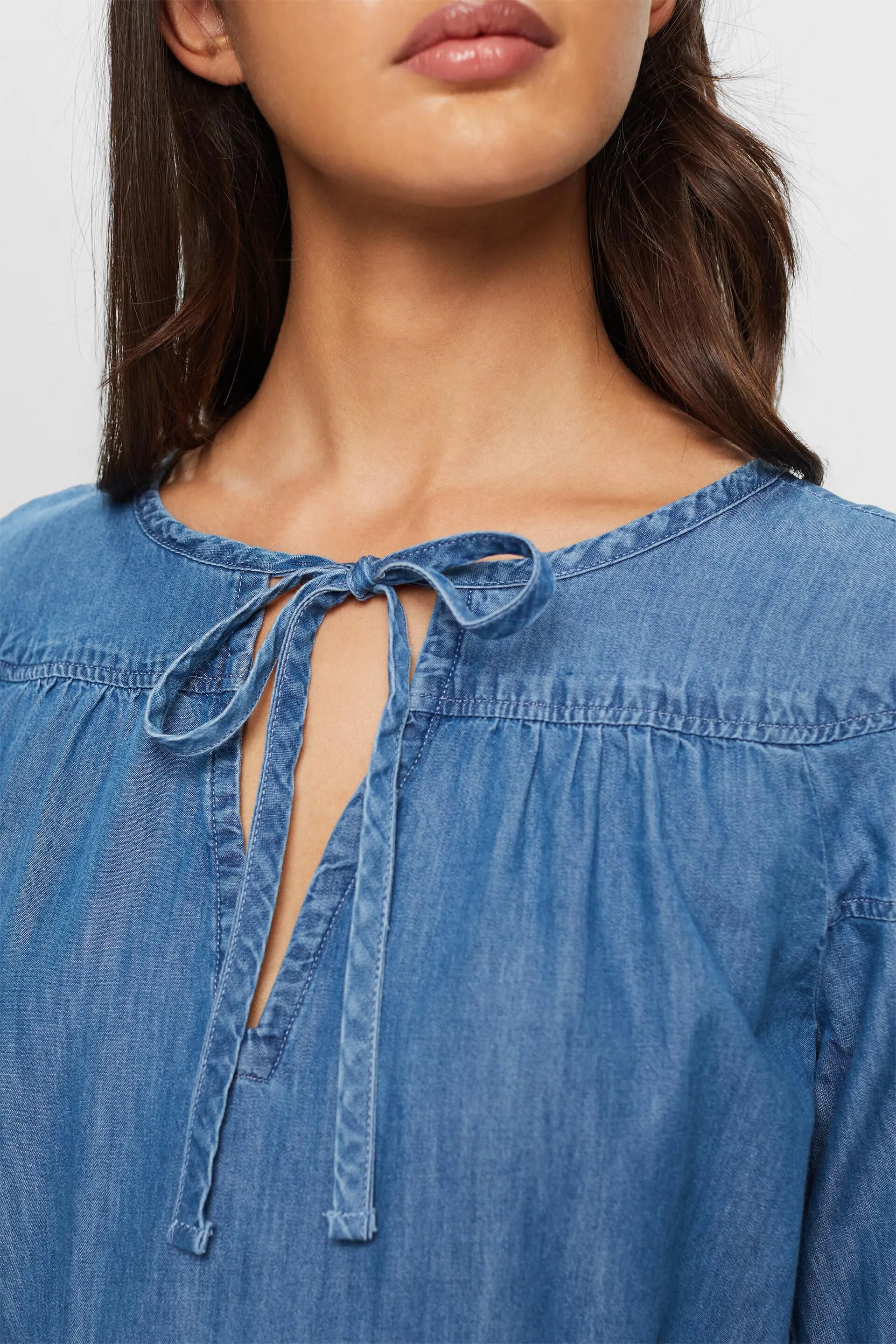 Vestido vaquero ligero con lazada