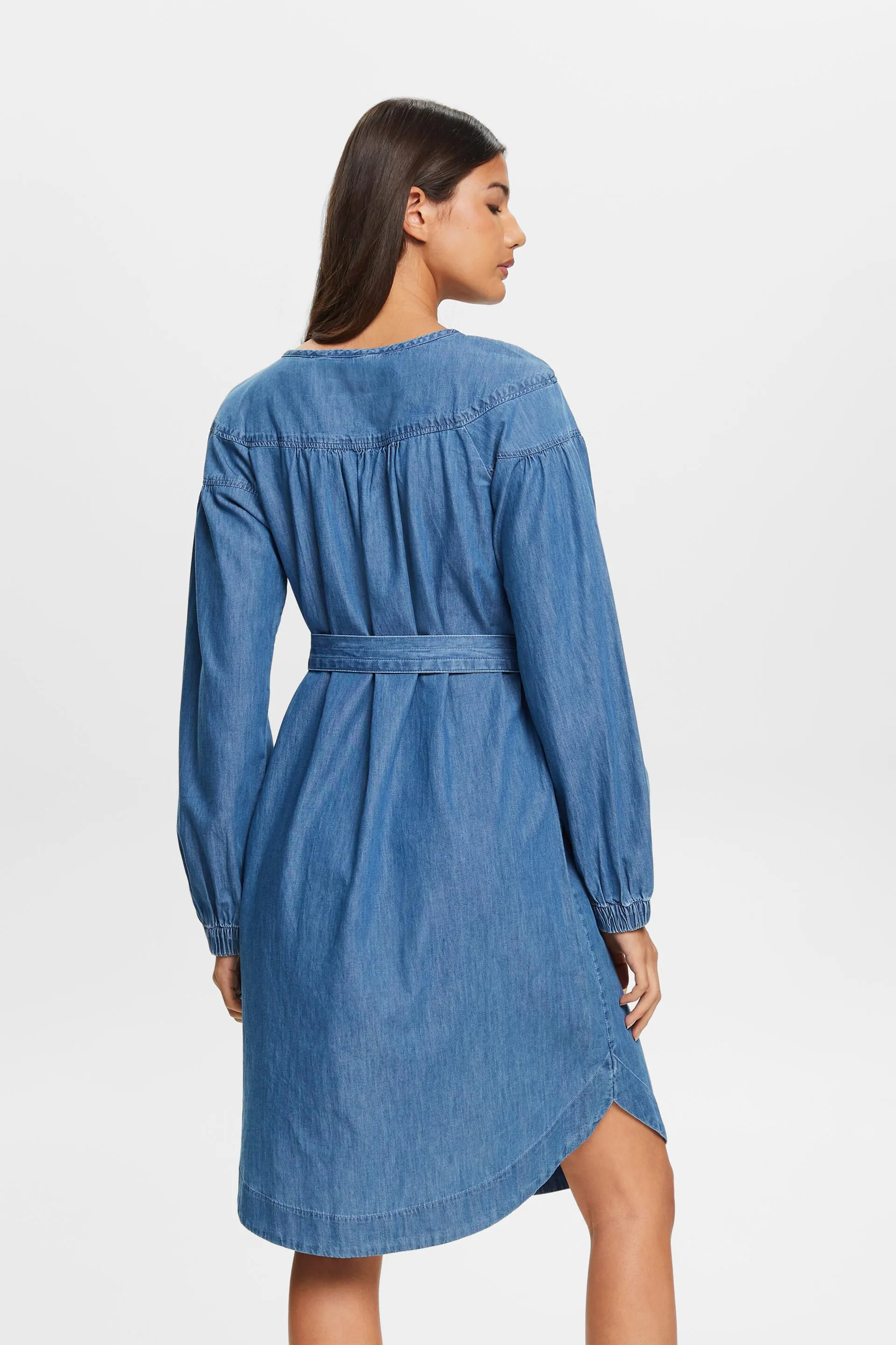 Vestido vaquero ligero con lazada