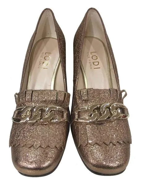 zapato metalizado rosa con cadena